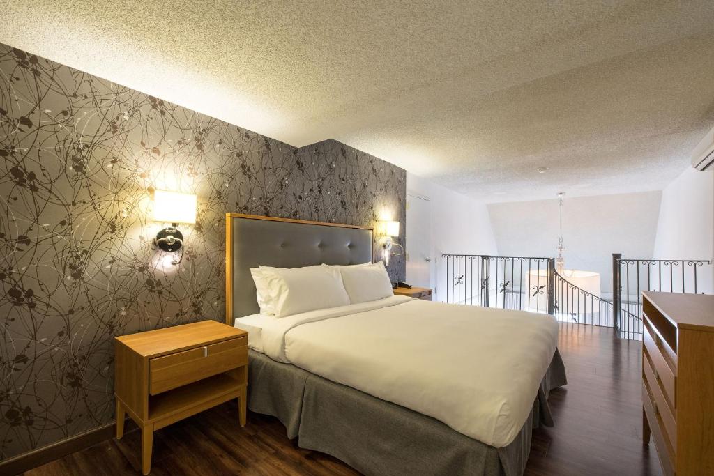 Postel nebo postele na pokoji v ubytování Hotel Chateau Bromont