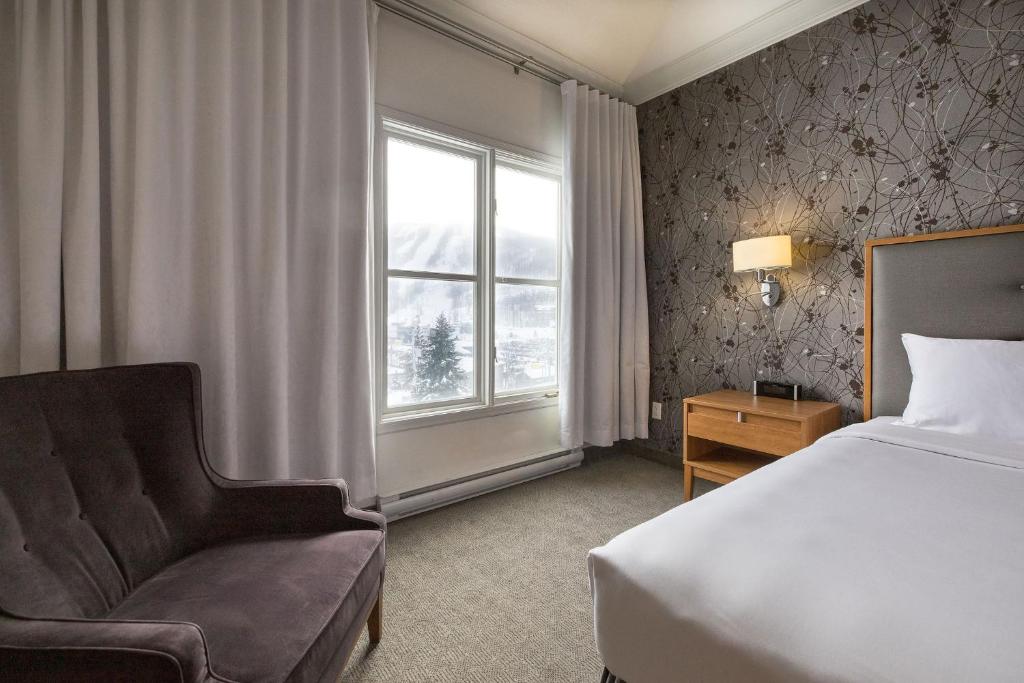 Postel nebo postele na pokoji v ubytování Hotel Chateau Bromont