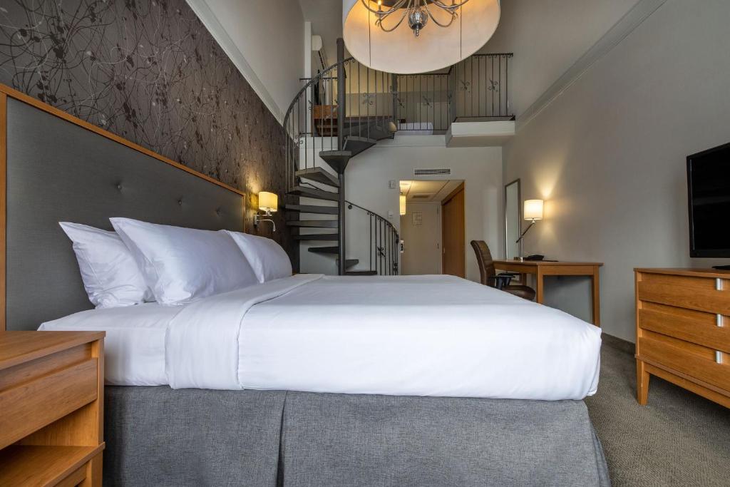 Postel nebo postele na pokoji v ubytování Hotel Chateau Bromont