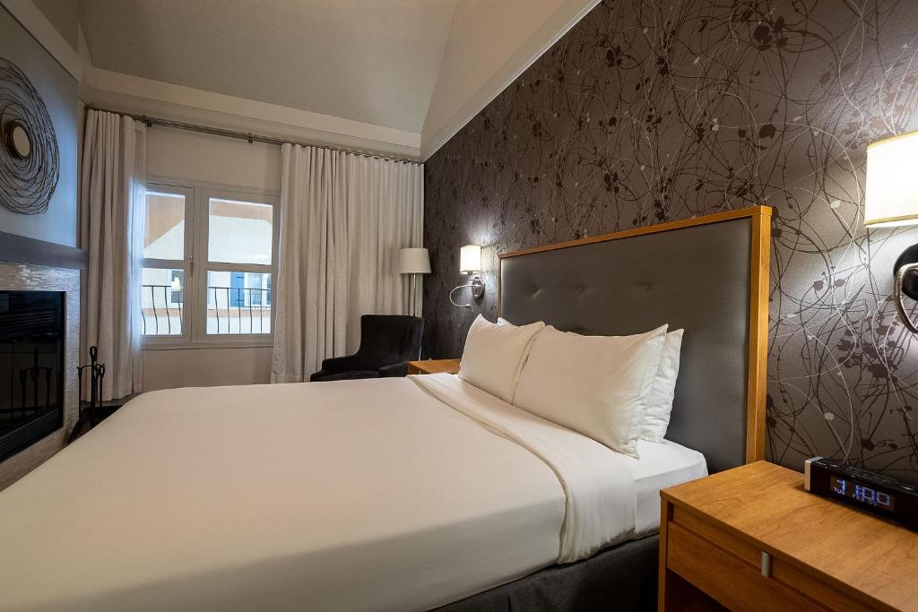 Postel nebo postele na pokoji v ubytování Hotel Chateau Bromont