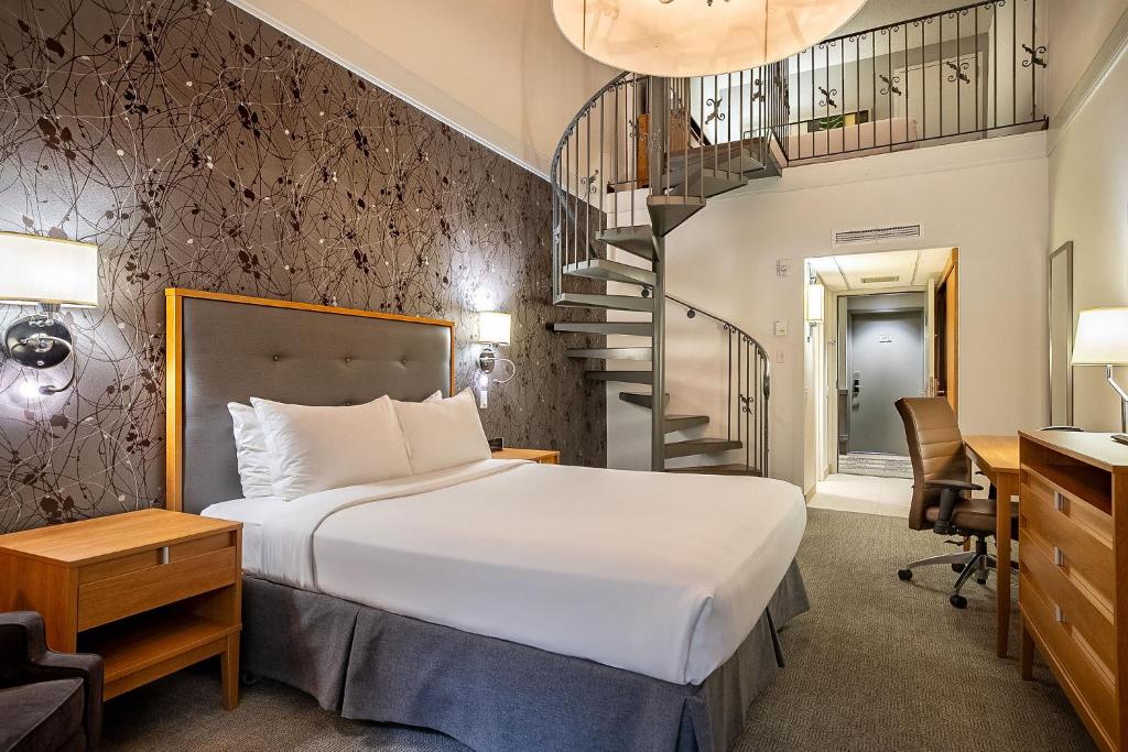 Postel nebo postele na pokoji v ubytování Hotel Chateau Bromont