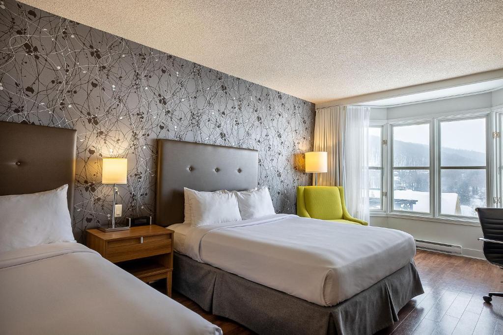 Postel nebo postele na pokoji v ubytování Hotel Chateau Bromont