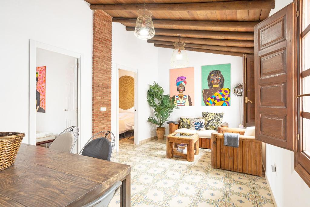 een woonkamer met een bank en een tafel bij Apartamento La Galería de Ronda in Ronda