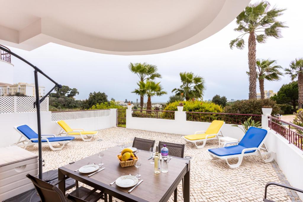 Great 2 bedroom apartment with communal pool
