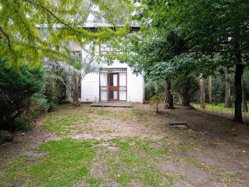 聖塔安娜的住宿－4 aguas，院子里有红色门的白色房子