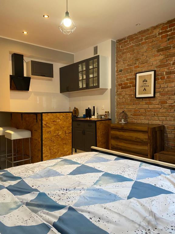 een keuken met een groot bed in een kamer bij Apartamenty ToTuGdynia 7 in Gdynia