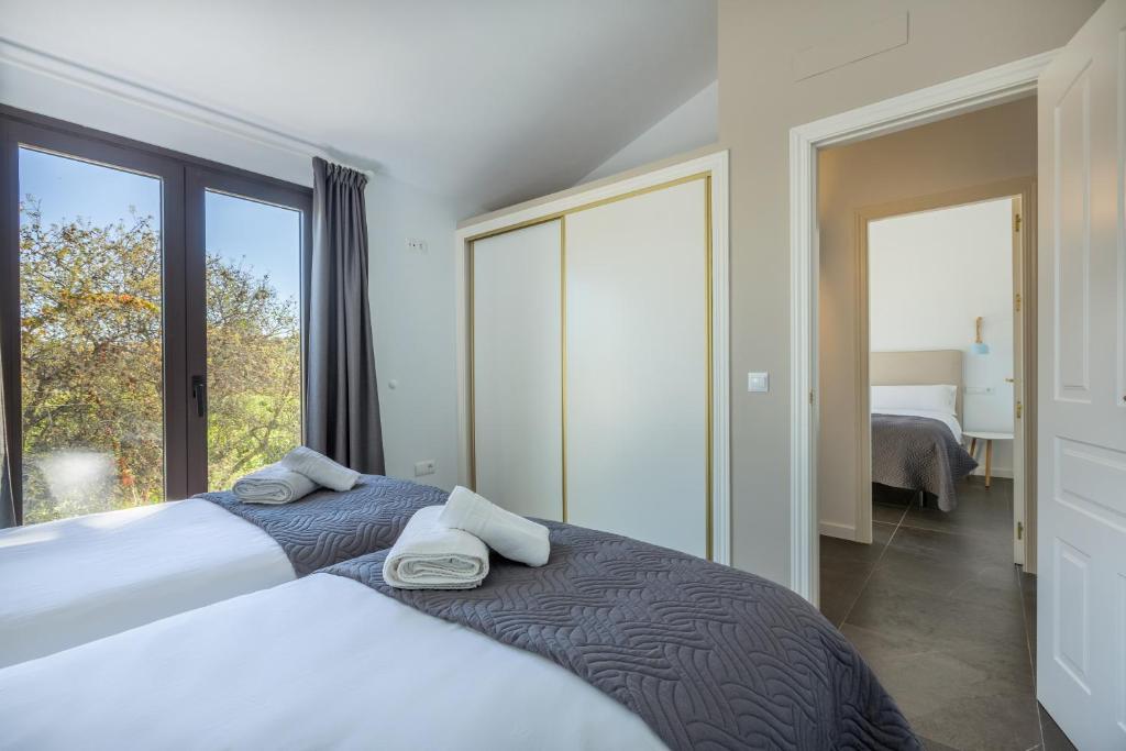 Postel nebo postele na pokoji v ubytování Casas rurales "Las Mellizas" Piscina privada - Caminito del Rey