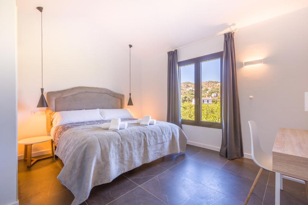 Postel nebo postele na pokoji v ubytování Casas rurales "Las Mellizas" Piscina privada - Caminito del Rey