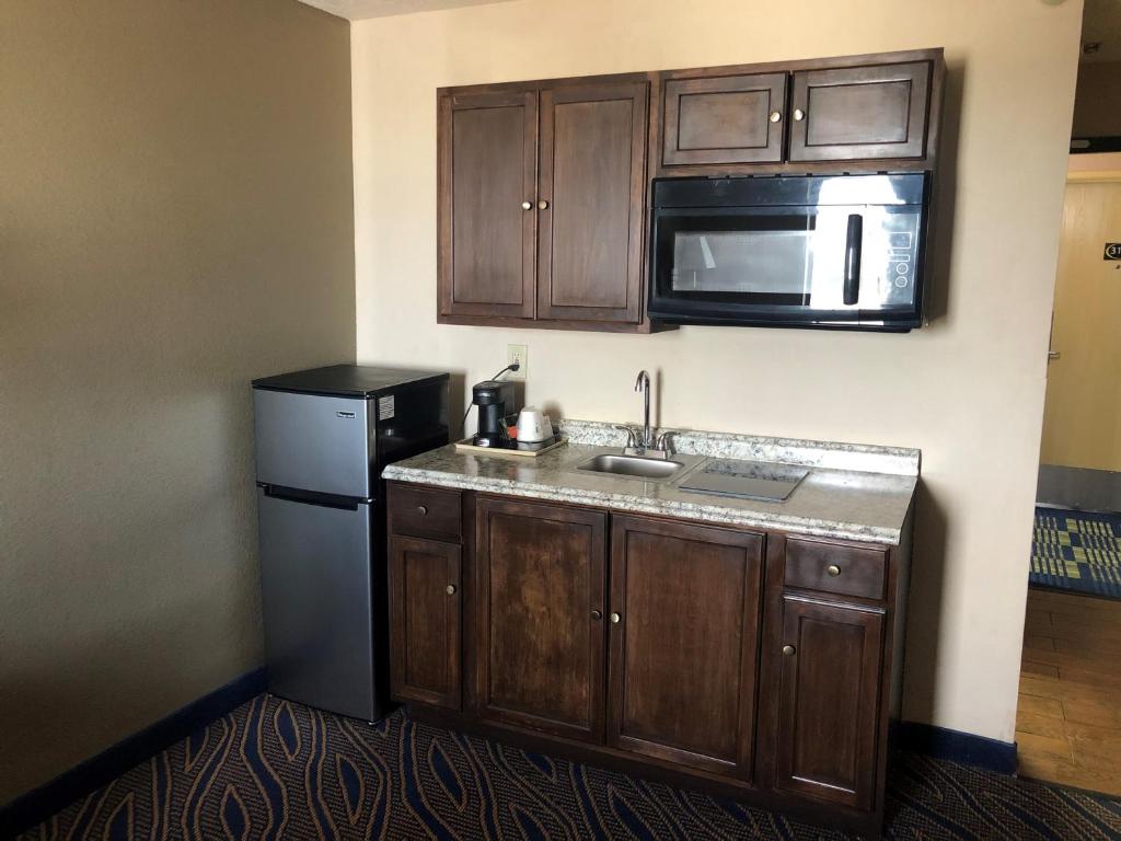 Kuchyň nebo kuchyňský kout v ubytování Super 8 by Wyndham Cedar City