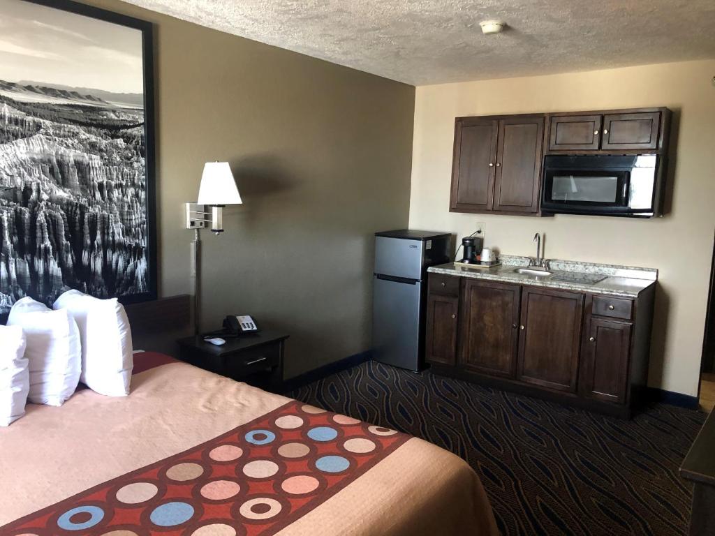 Kuchyň nebo kuchyňský kout v ubytování Super 8 by Wyndham Cedar City