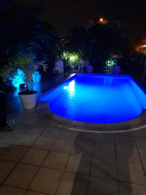 Bazén v ubytování COQUET F2 CLIMATISE AVEC PISCINE AU LAMENTIN nebo v jeho okolí