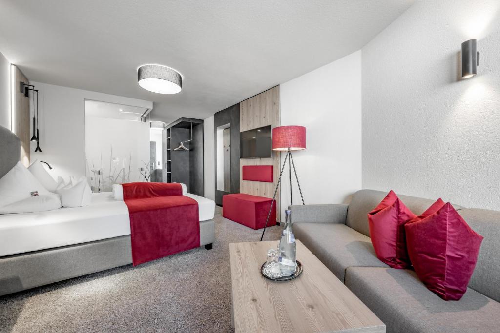 Posteľ alebo postele v izbe v ubytovaní Burghotel Alpenglühn