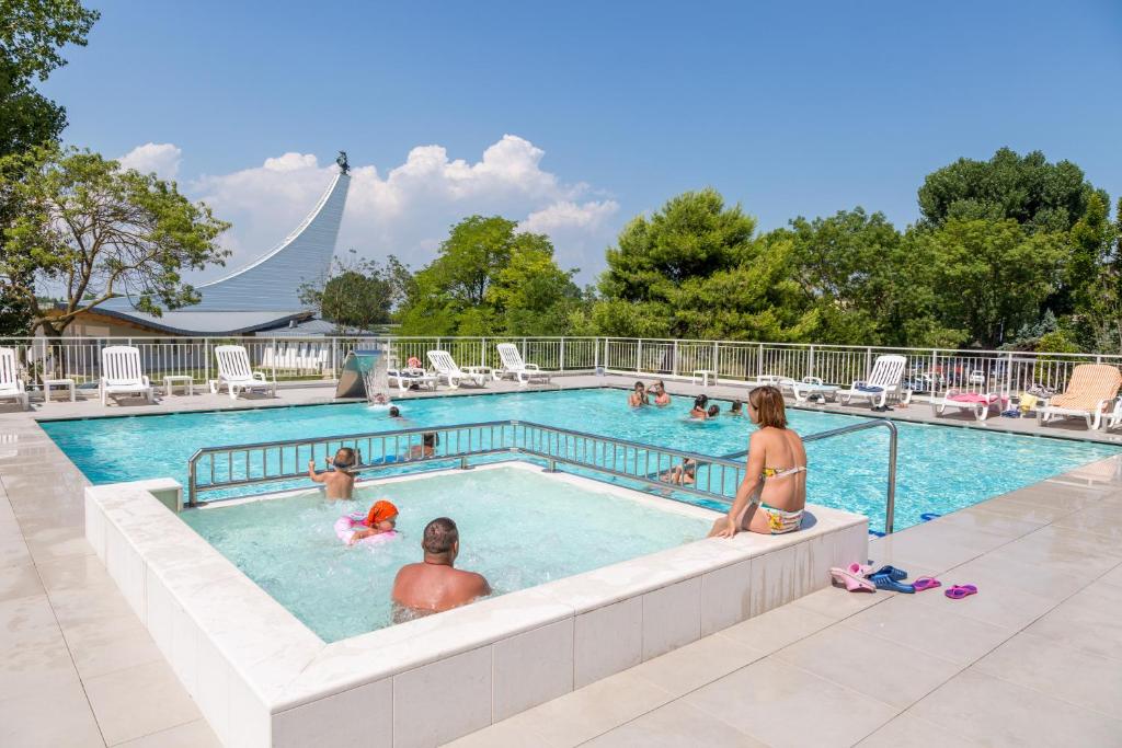 Bazén v ubytování Hotel Alla Rotonda nebo v jeho okolí