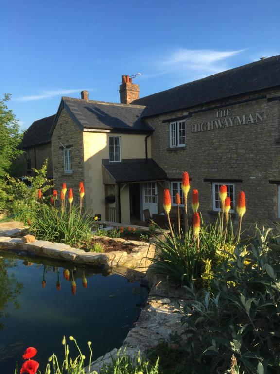 a building with a pond in front of it at The Highwayman Hotel in Oxford