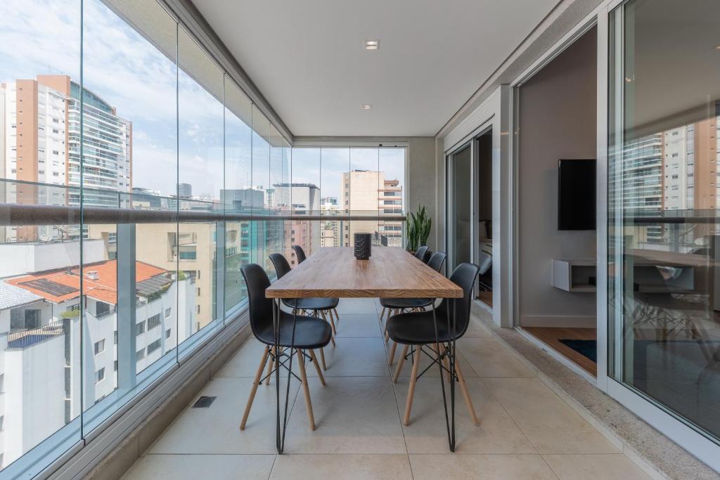  Apartamento estiloso com varanda - Vila Olímpia