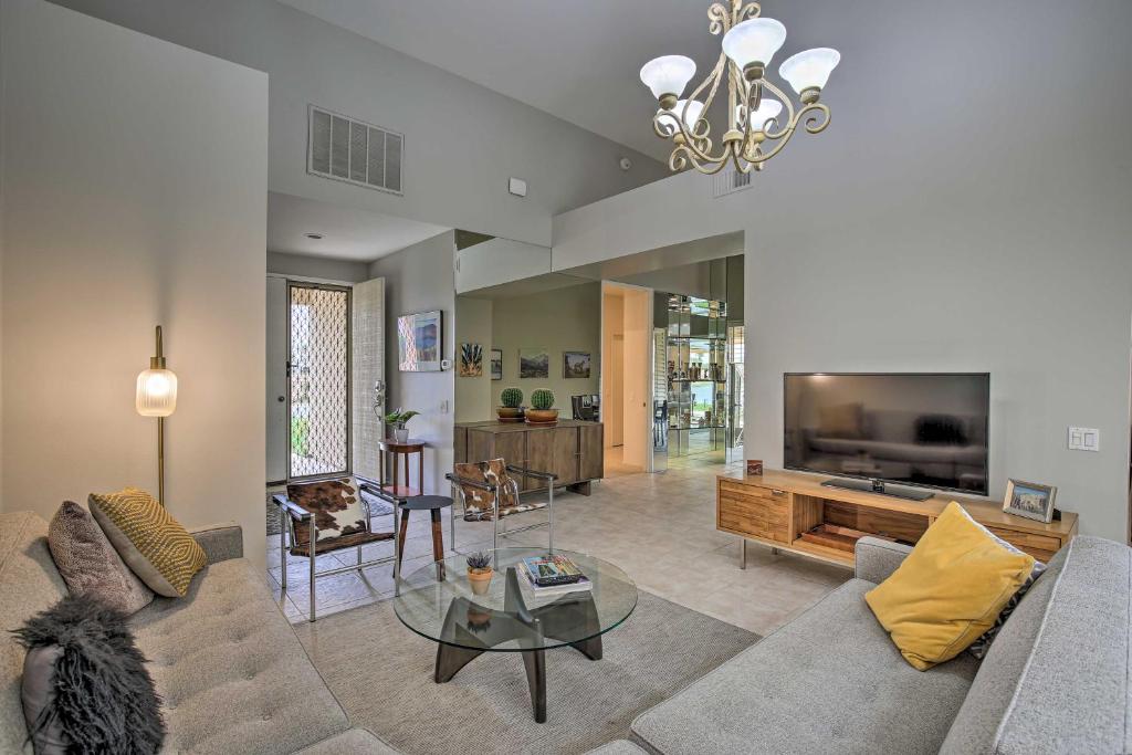 sala de estar con sofá y TV en Contemporary Condo with Mtn Views and Pool Access, en Rancho Mirage