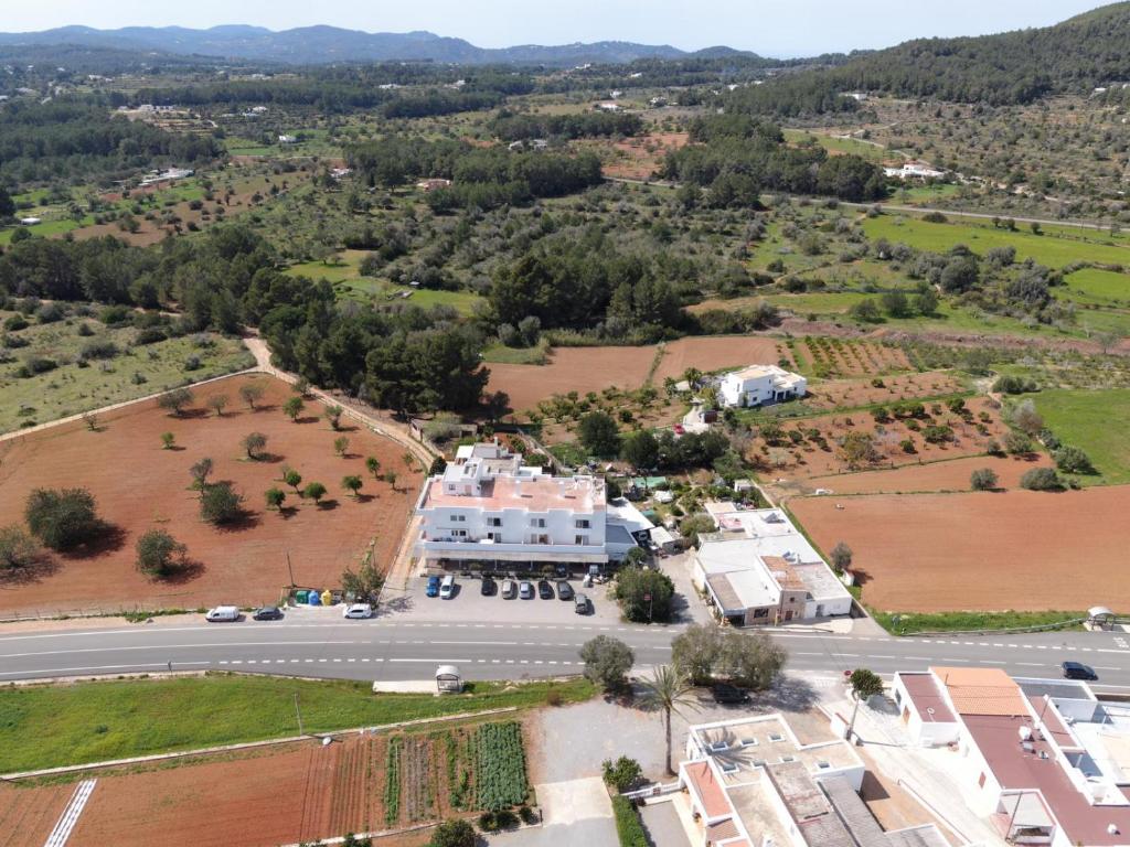 een luchtzicht op een groot wit gebouw met een weg bij Ses Arcades in Sant Joan de Labritja