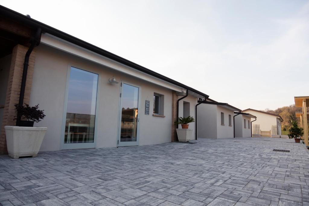 a row of white buildings with large windows at La corte di Emma e Ale in Volta Mantovana