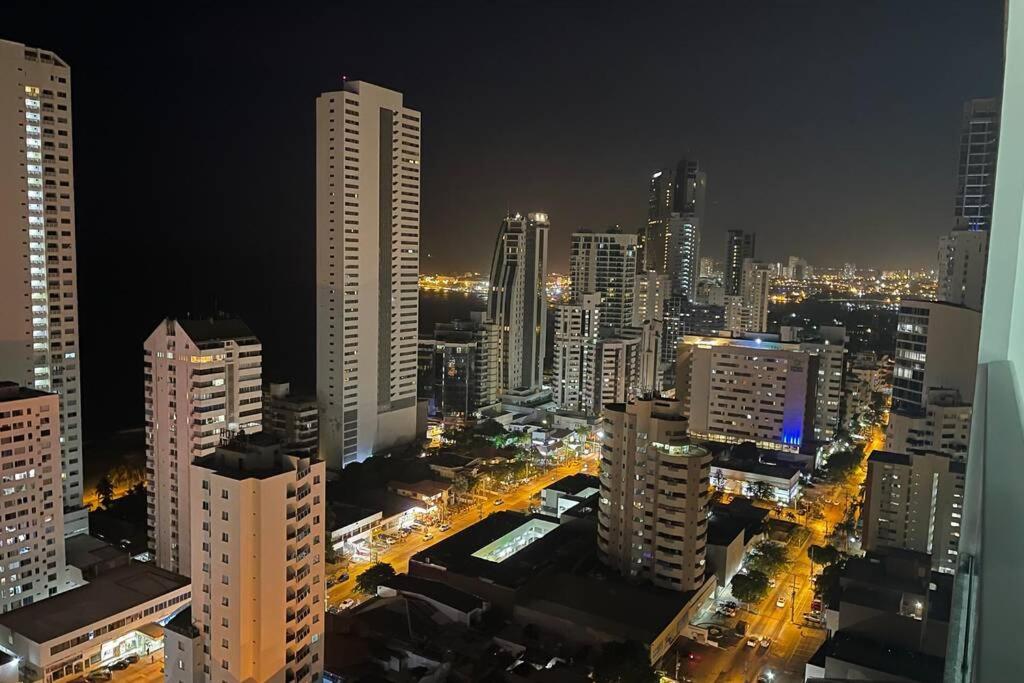 een skyline van de stad 's nachts met hoge gebouwen bij Infinitum Bocagrande-Piso 26-Apartamento Nuevo in Cartagena