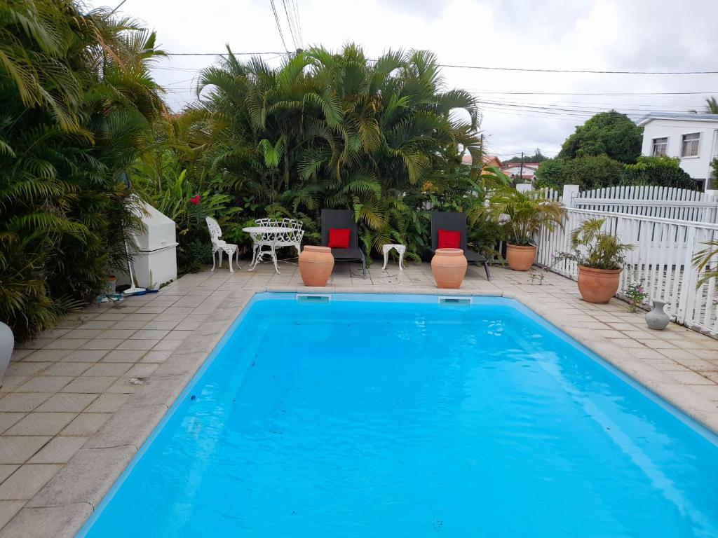 Bazén v ubytování COQUET F2 CLIMATISE AVEC PISCINE AU LAMENTIN nebo v jeho okolí