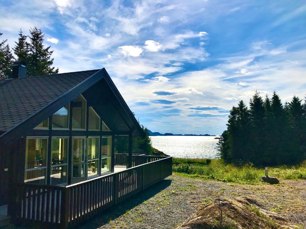 domek z widokiem na jezioro w obiekcie Eagle Bay Lofoten w mieście Gravdal