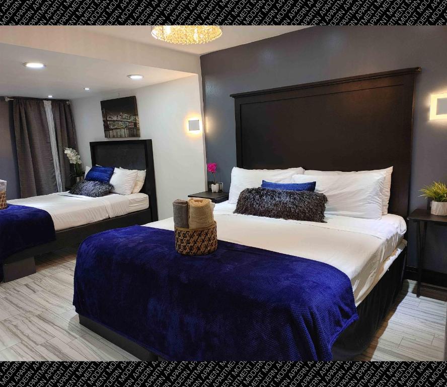 Habitación de hotel con 2 camas con sábanas azules en The Villas Beach House, en Rosarito