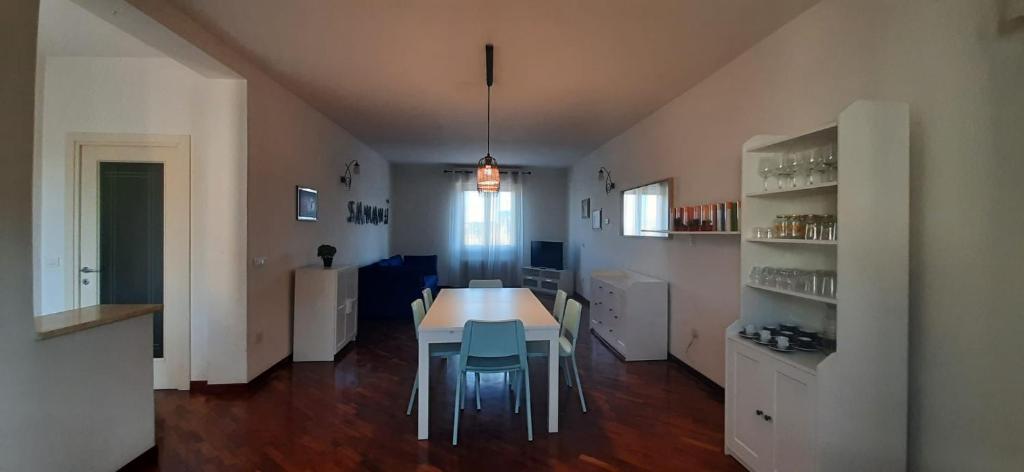 een keuken en eetkamer met een tafel en stoelen bij B&B la Casa Giusotto in Giulianova