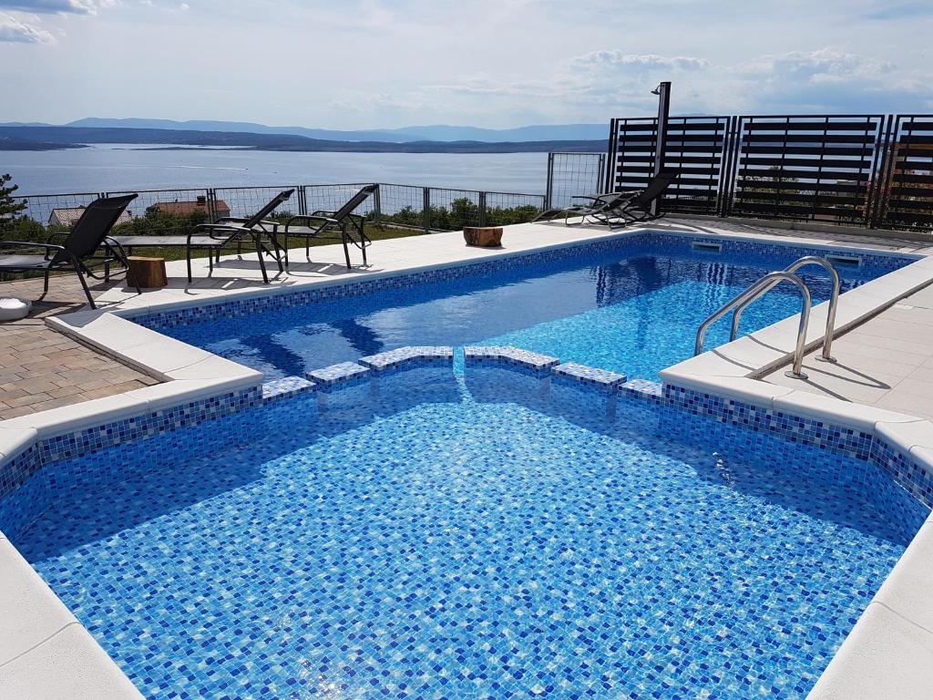 een groot zwembad bovenop een gebouw bij Holiday home in Crikvenica 41598 in Crikvenica