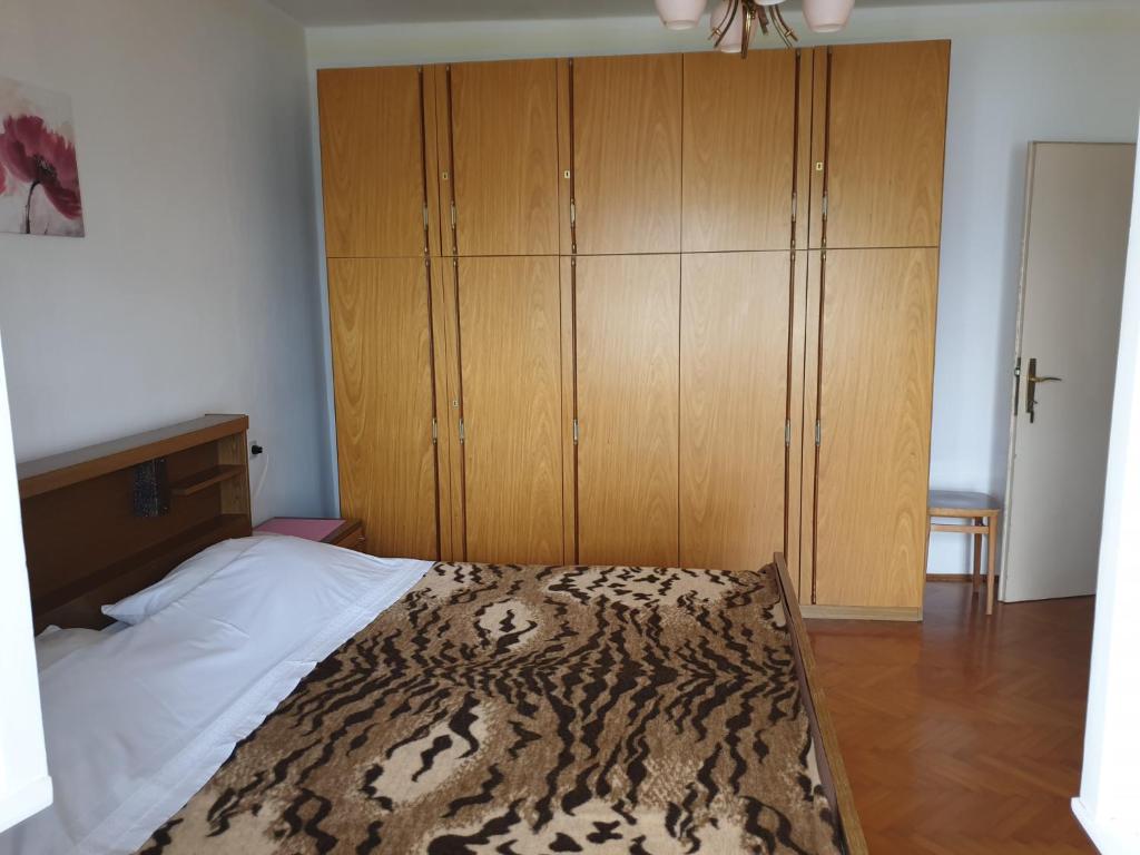 Posteľ alebo postele v izbe v ubytovaní Apartment in Jadranovo 41613