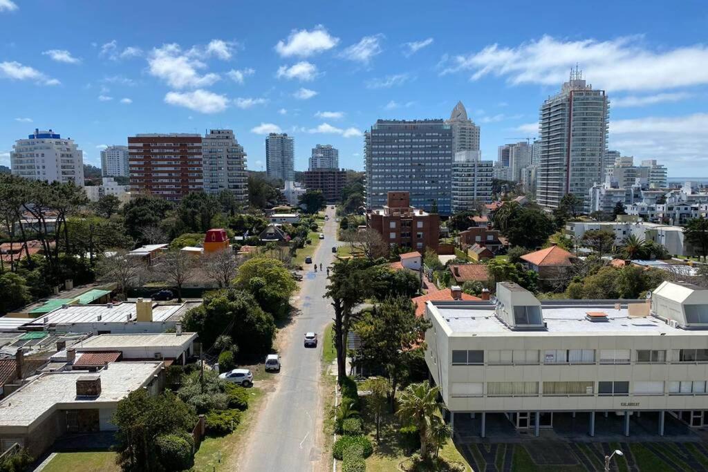 Apartamento en Edificio Uruguay (Punta del Este) في بونتا دل إستي: اطلالة جوية على مدينة ذات مباني طويلة