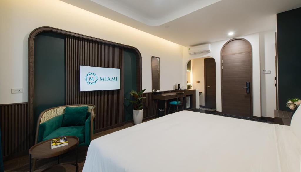 Liên Trì (3)にあるKhách sạn gần biển Miami Tuy Hoà Phú Yênのベッドとデスクが備わるホテルルームです。