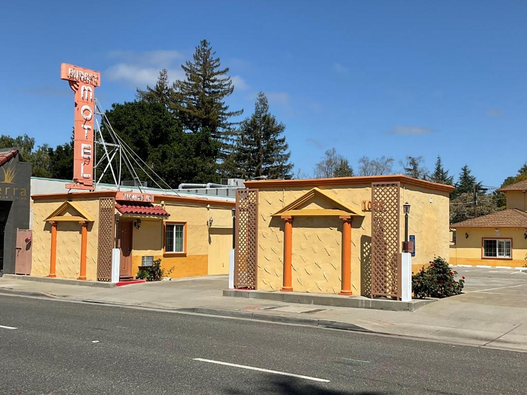 un edificio al lado de una calle en Budget Motel, en Mountain View