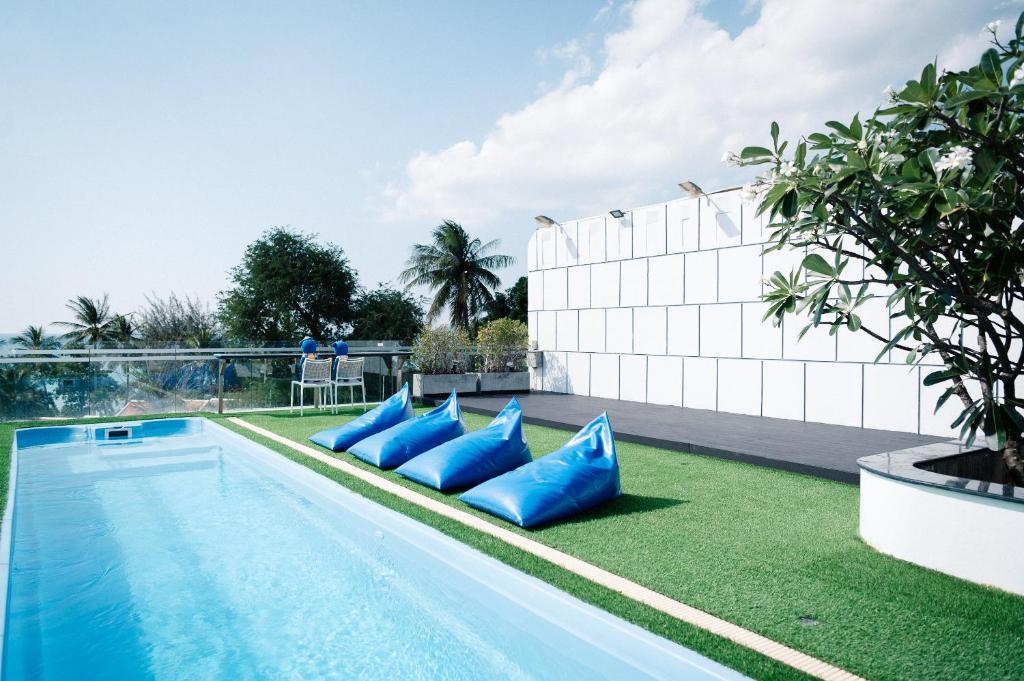 Bazén v ubytování BearPacker Patong Hostel nebo v jeho okolí