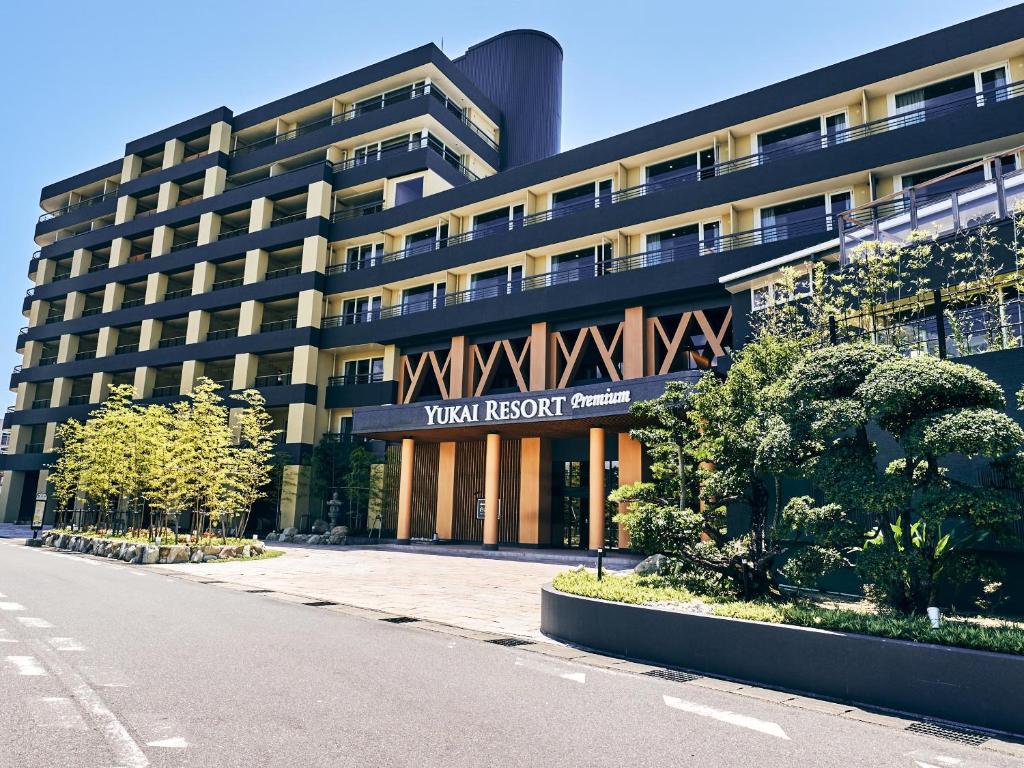 budynek z napisem "Dziewiczy hotel" w obiekcie Yukai Resort Premium Shirahama Gyoen w mieście Shirahama