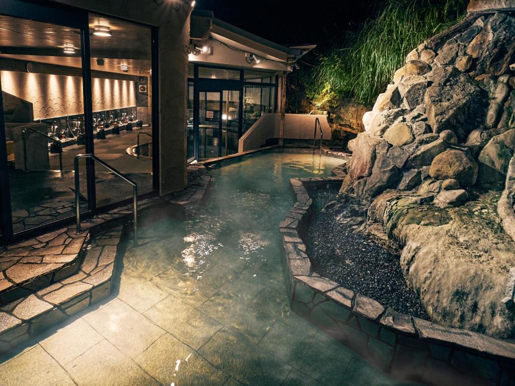 Bazén v ubytování Ooedo Onsen Monogatari Premium Shirahama Gyoen nebo v jeho okolí