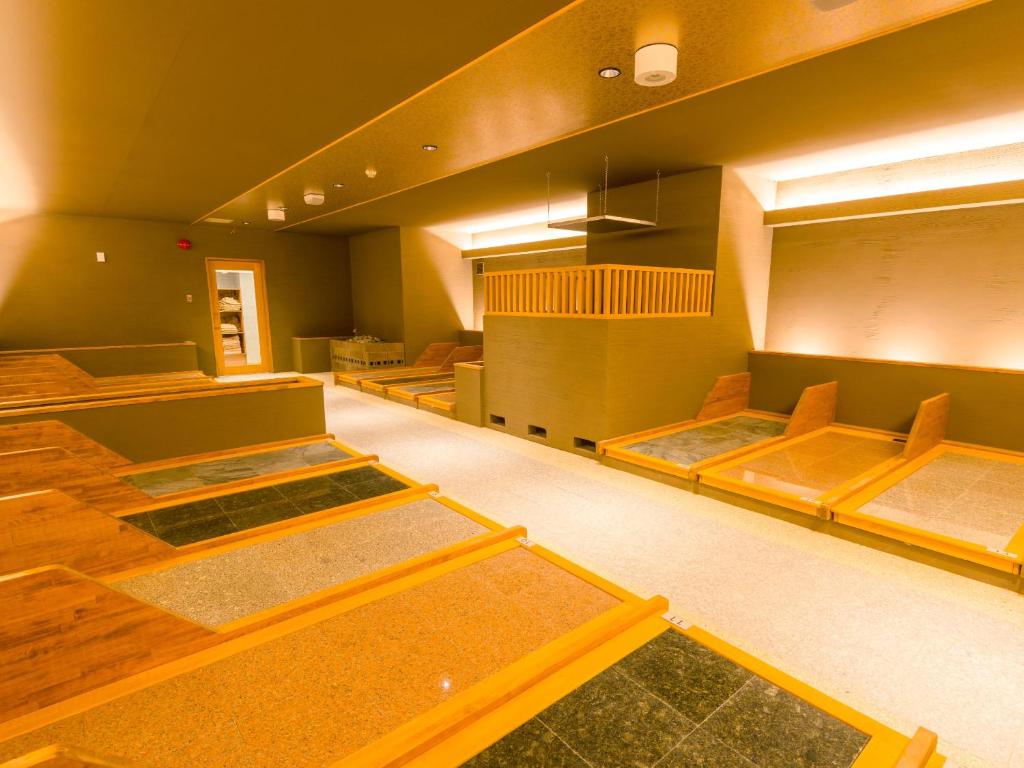 Posezení v ubytování Ooedo Onsen Monogatari Premium Shirahama Gyoen