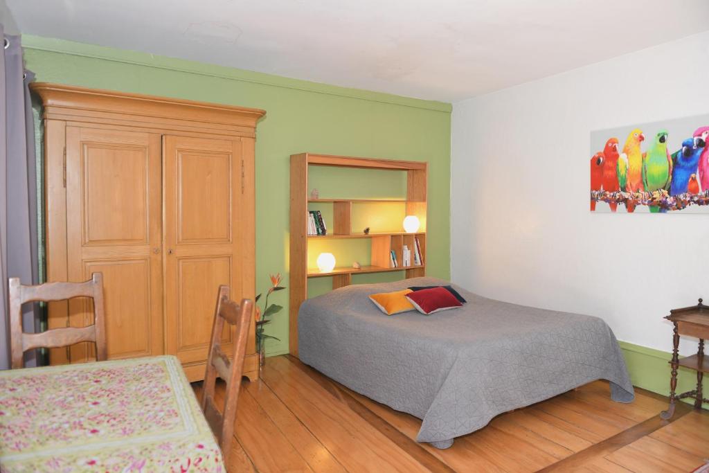 CHEZ CECILE Bed and Breakfast chez le VIGNERON - Apartment With Balcony