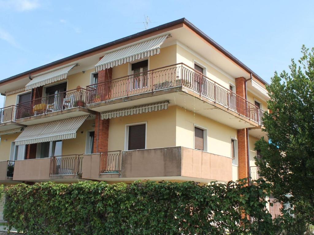 - un bâtiment avec des balcons sur le côté dans l'établissement Holiday Home in Lazise with Lake Nearby, à Lazise