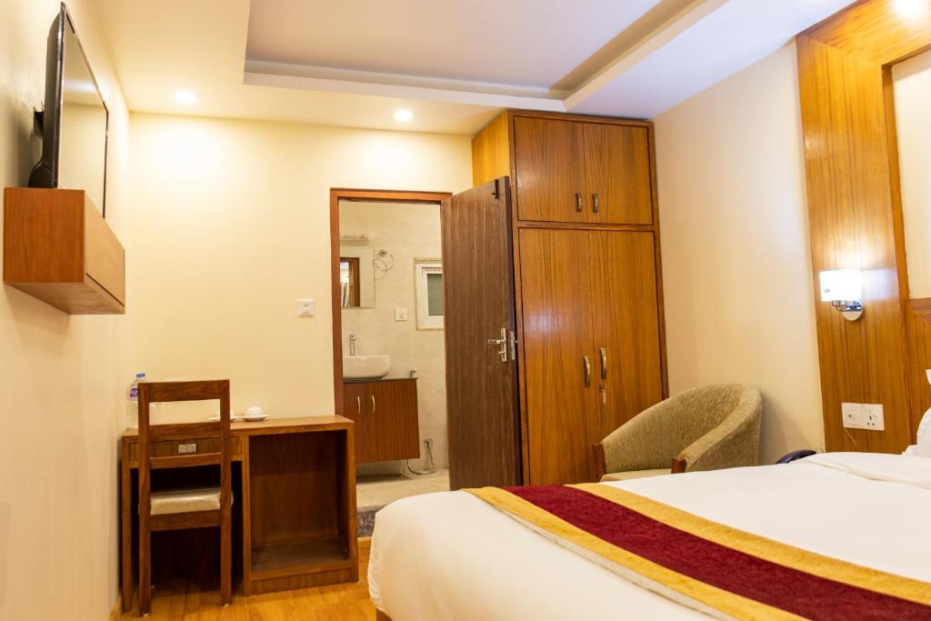 TV a/nebo společenská místnost v ubytování Everland Kathmandu Hotel