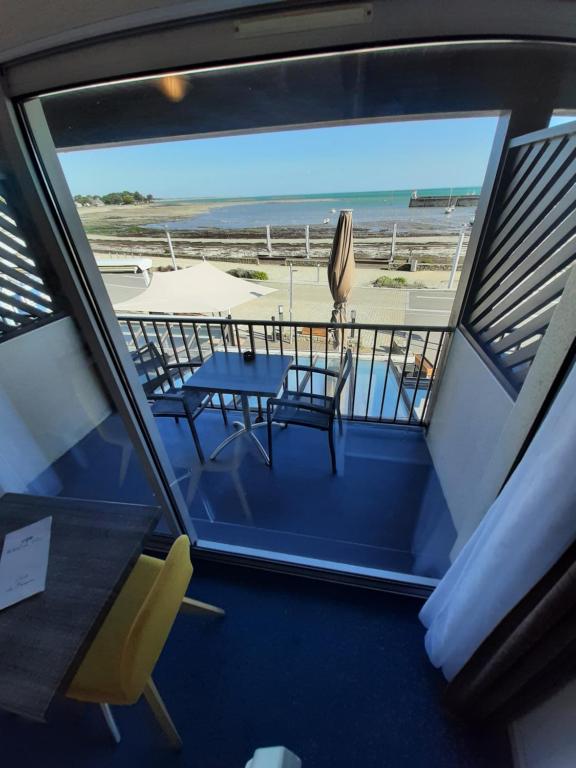 Balkón nebo terasa v ubytování Hôtel du Port Bar Restaurant