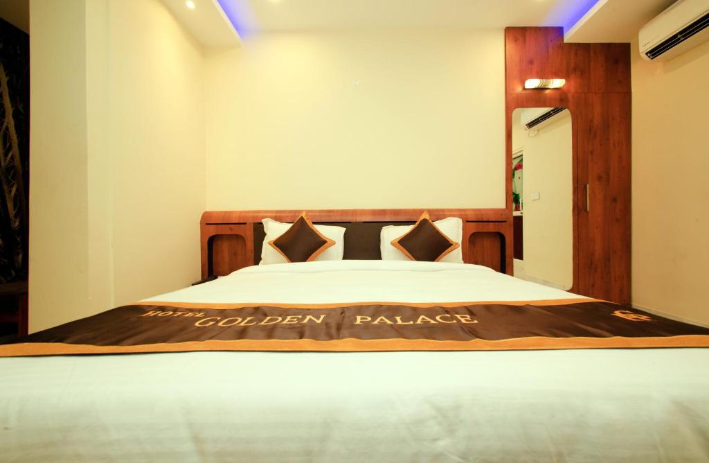 Postel nebo postele na pokoji v ubytování Hotel Golden Palace