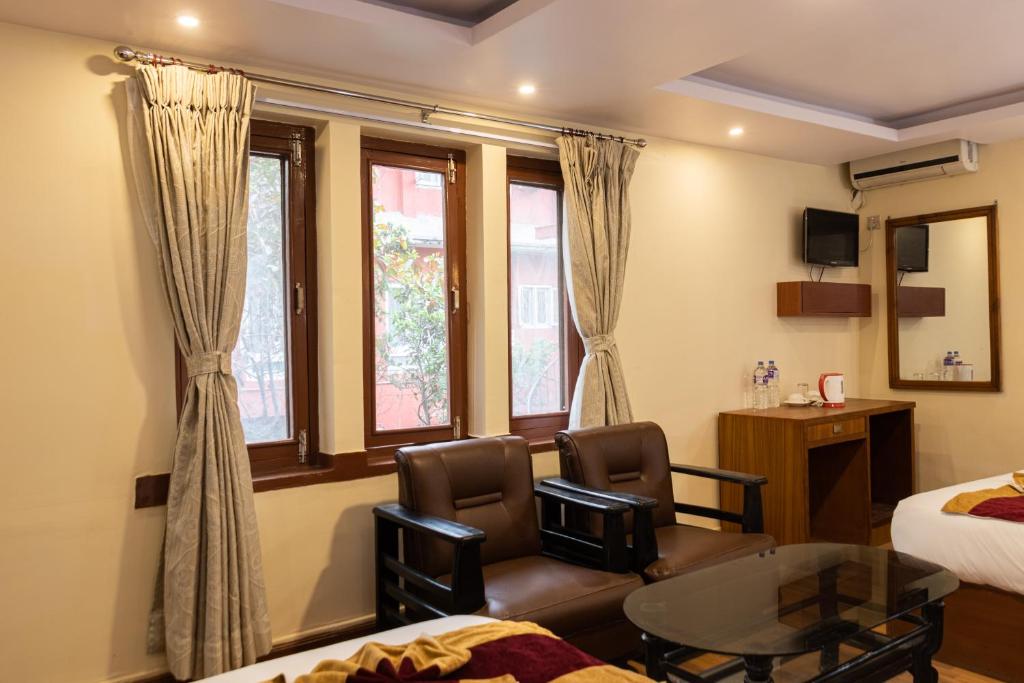 TV a/nebo společenská místnost v ubytování Everland Kathmandu Hotel