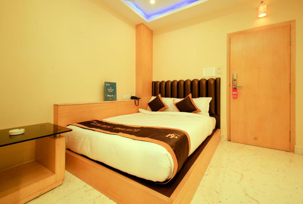 Postel nebo postele na pokoji v ubytování Hotel Golden Palace