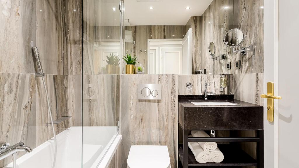 Kylpyhuone majoituspaikassa Luxury and spacious 5 bedroom 4 bathroom - Notre Dame