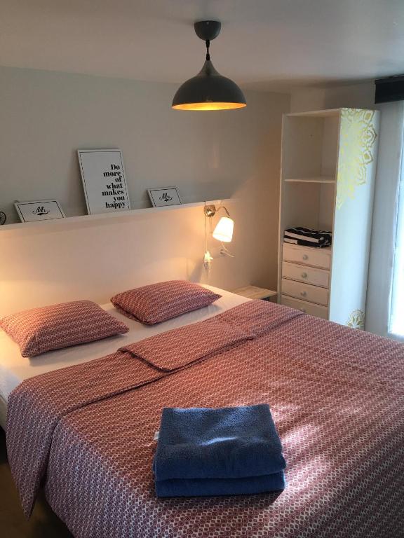 sypialnia z łóżkiem z niebieską poduszką w obiekcie Casita 2 w mieście Benajarafe
