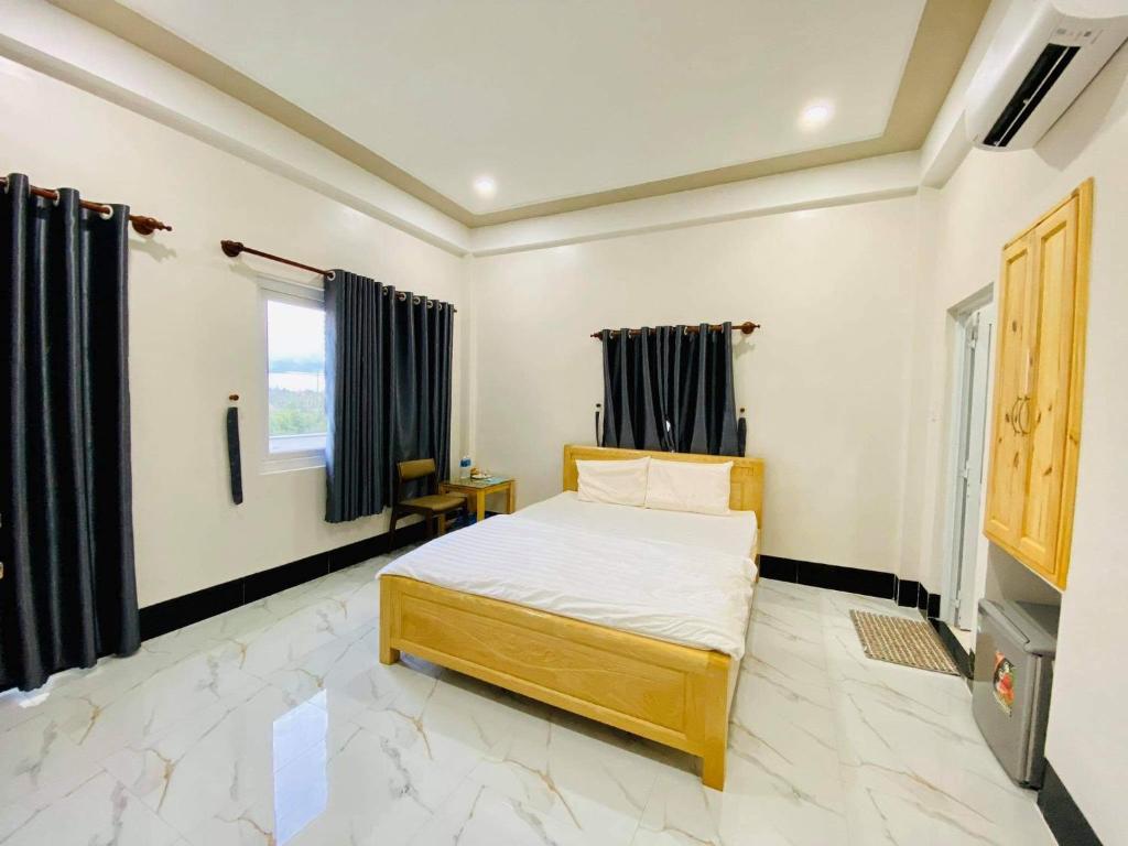Giường trong phòng chung tại PHUONG QUYEN hotel