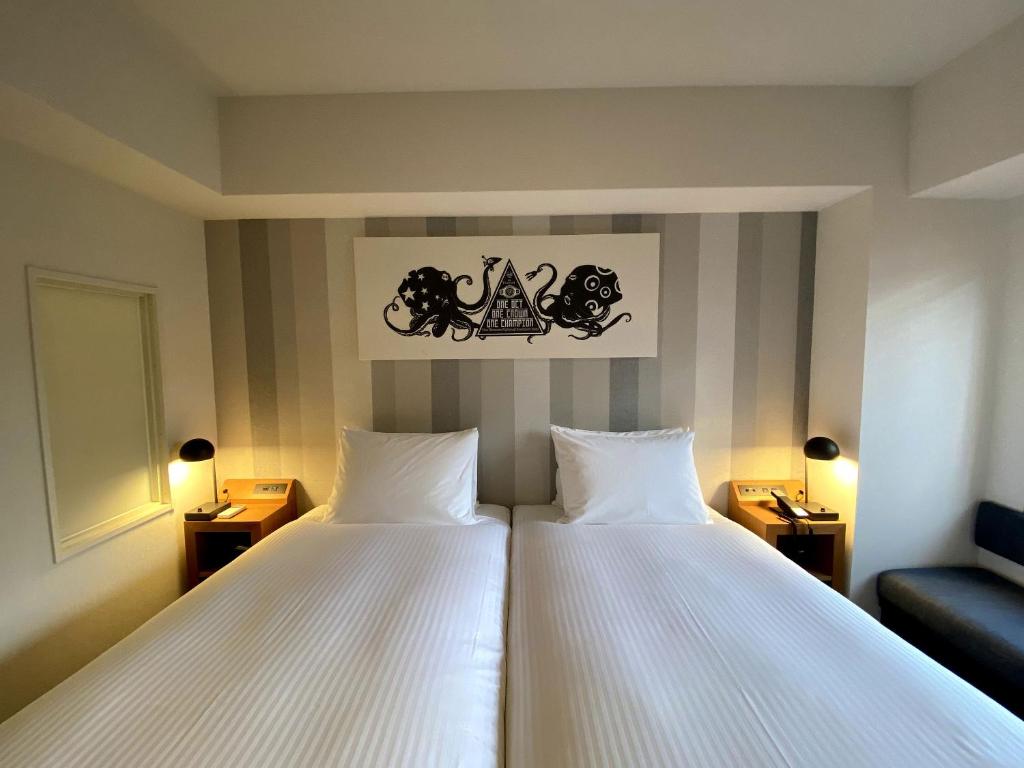 Postel nebo postele na pokoji v ubytování UMEDAHOLIC HOTEL