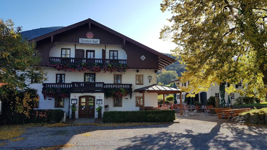 Un grand bâtiment blanc avec balcon est disponible. dans l'établissement Gasthof Tiroler Hof, à Bad Feilnbach