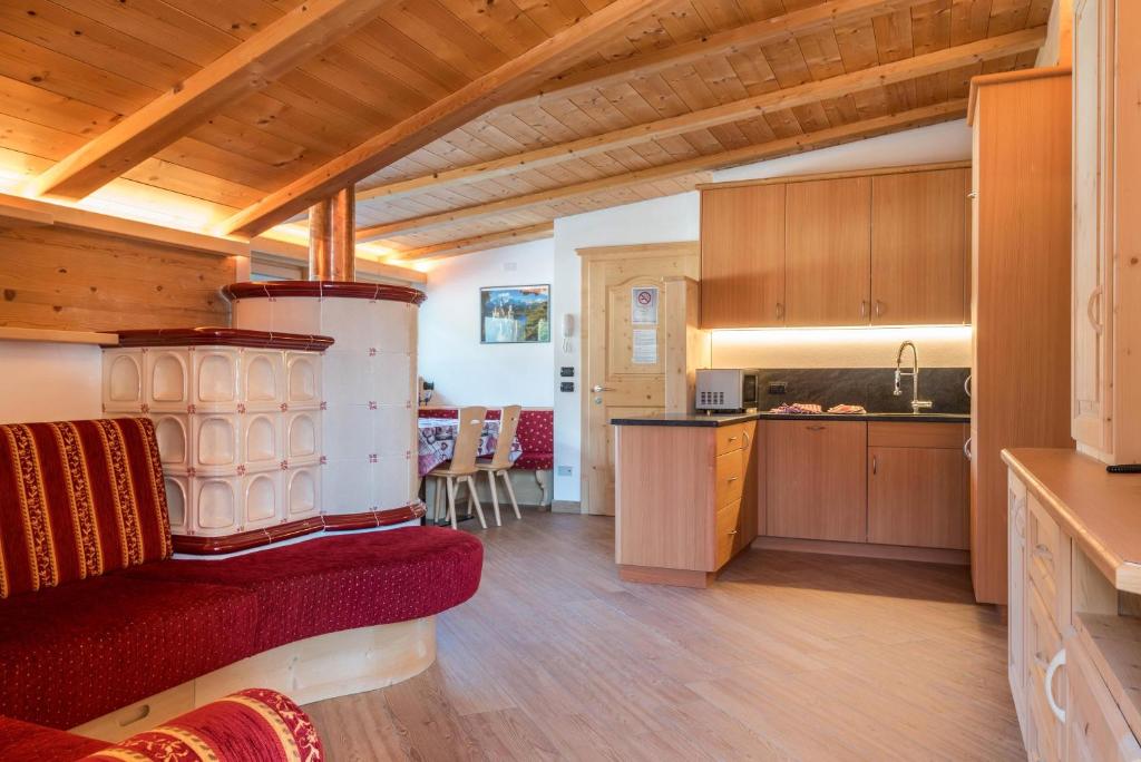 Villa Doris في كنازاي: مطبخ وغرفة معيشة مع موقد في الغرفة
