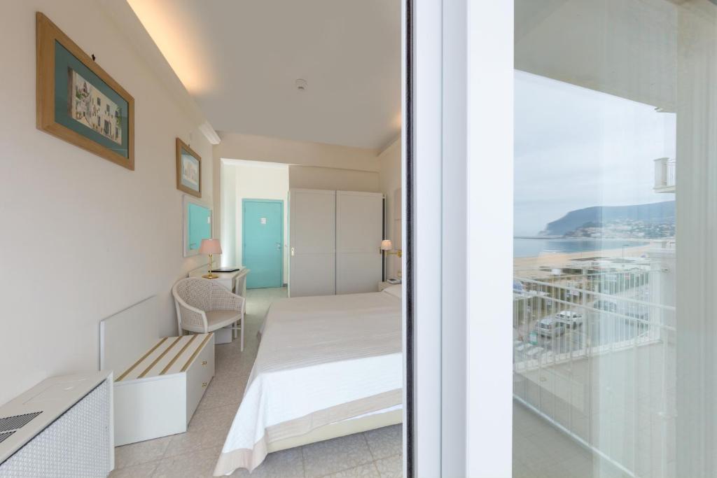 Postel nebo postele na pokoji v ubytování Hotel Numana Palace